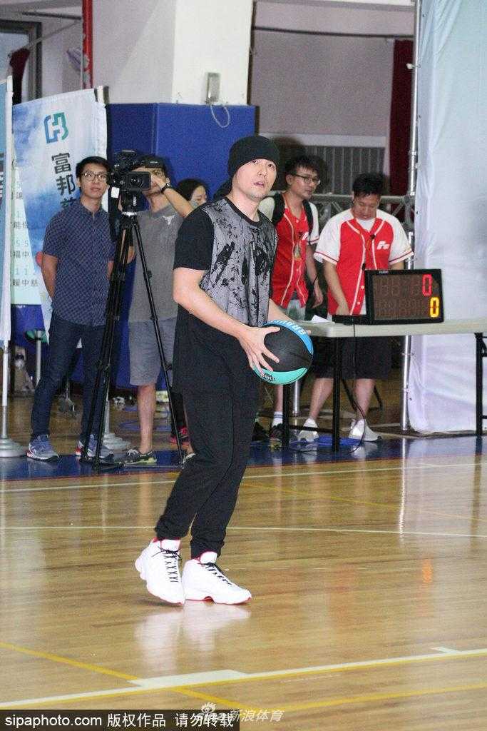 周杰伦裹头巾英姿飒爽现身球场 携富邦勇士为偏乡学童点燃篮球梦 活动互动环节,周杰伦半蹲着身子与一位小球员击掌,他脸上挂着亲切的笑容,头巾下的眼神温柔而鼓励,传递出满满的爱心与正能量。