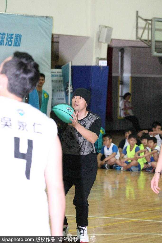 周杰伦裹头巾英姿飒爽现身球场 携富邦勇士为偏乡学童点燃篮球梦 活动接近尾声,周杰伦站在场地中央与几十名身穿蓝色球衣的孩子们合影,他依然戴着那条标志性的黑色头巾,双手插腰,被孩子们簇拥着,画面定格在这个充满爱心与活力的夏日午后。