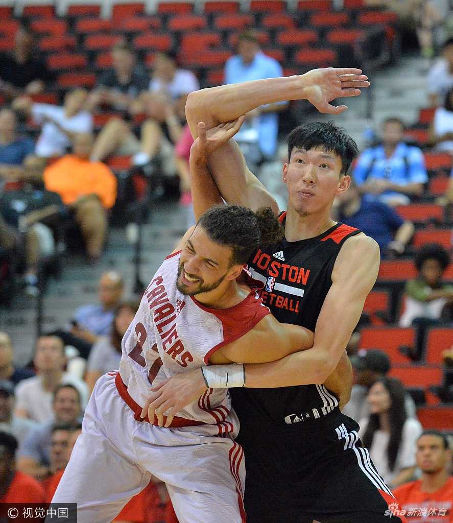 在人群中周琦张开双臂牢牢卡住身后对手，肌肉紧绷的线条显示着他在篮下争抢每一寸领土的决心。