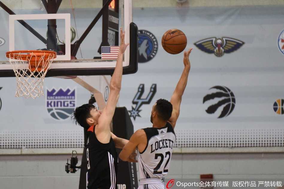 周琦夏联防守端遮天蔽日,积极拼抢显篮下统治力 周琦在夏季联赛中高高跃起,如长城般封盖对手投篮,令老鹰队球员面露难色