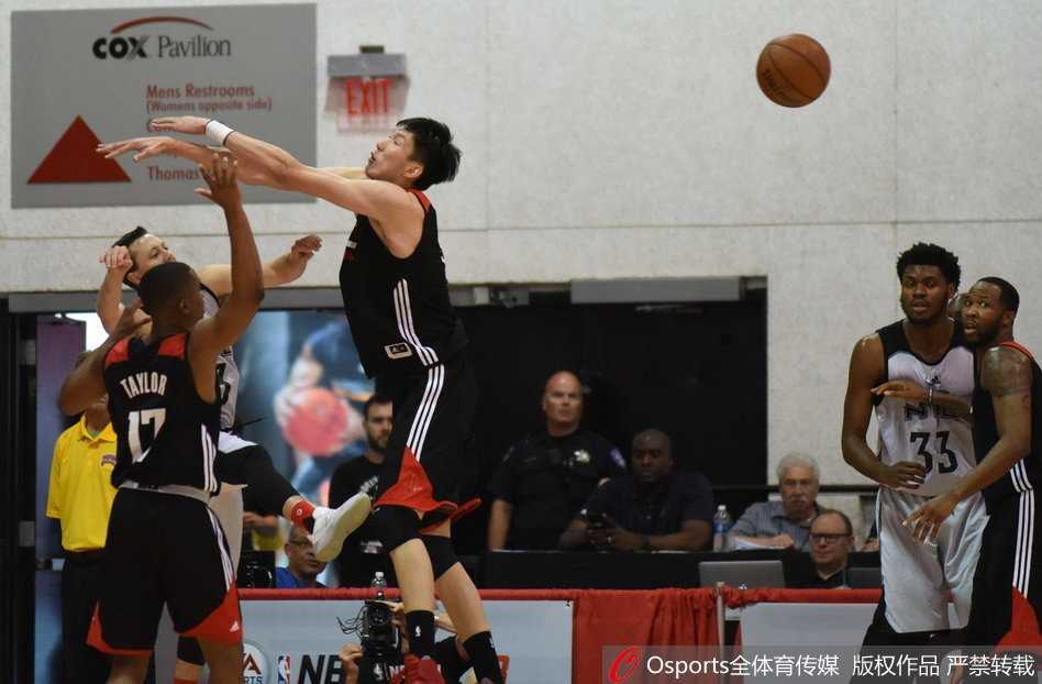 周琦夏联防守端遮天蔽日,积极拼抢显篮下统治力 面对对手的强势突破,周琦毫不畏惧,用长臂干扰对手上篮,展现出篮下防守的强硬姿态