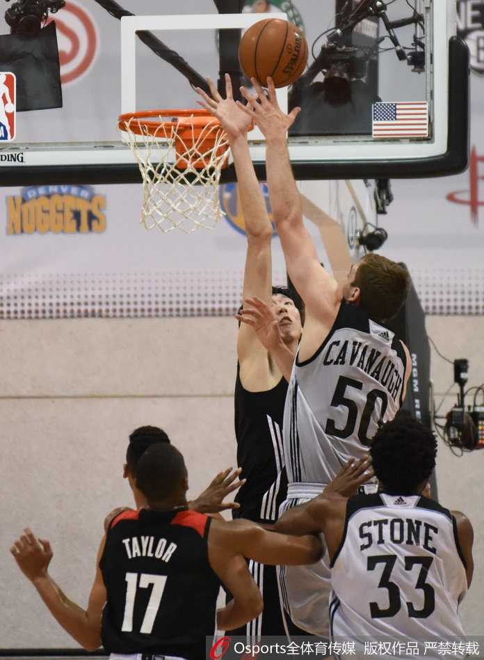 周琦夏联防守端遮天蔽日,积极拼抢显篮下统治力 周琦在人群中强硬卡位,双臂高高举起,在与对手的拼抢中稳稳控制住篮板球