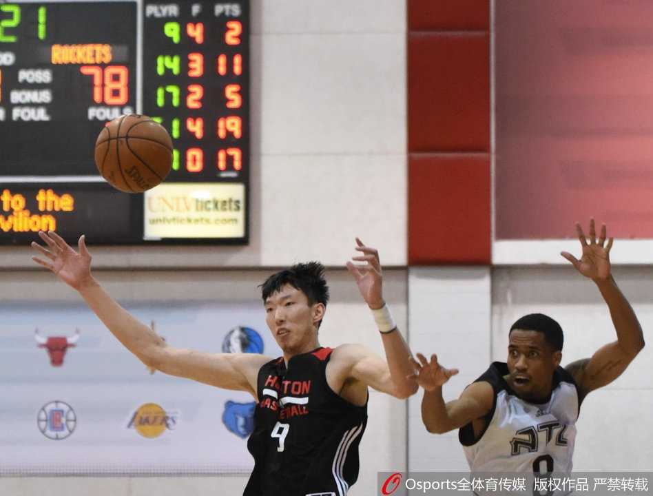 周琦夏联防守端遮天蔽日,积极拼抢显篮下统治力 周琦在对手完成扣篮后毫不动摇,立即投入到下一次防守中,眼神坚毅地盯防持球人