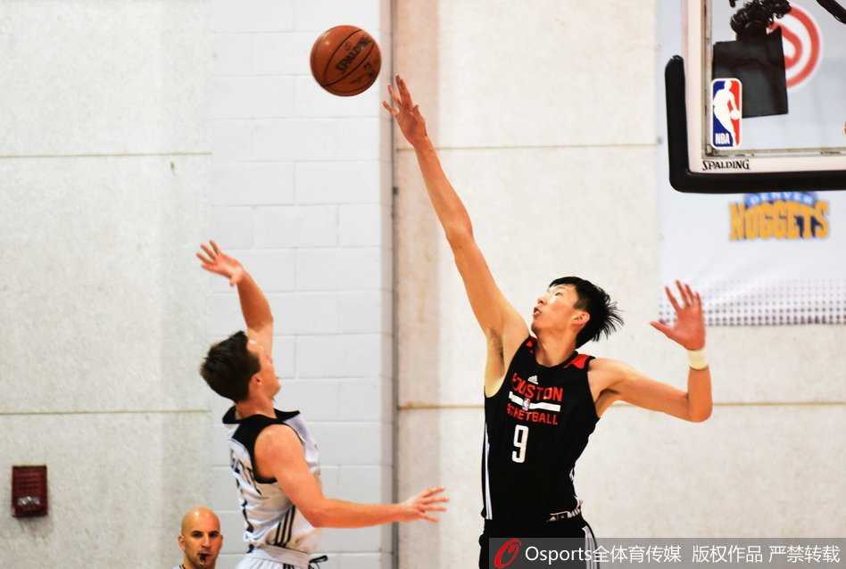 周琦夏联防守端遮天蔽日,积极拼抢显篮下统治力 比赛结束后,周琦与队友交流,虽然失利但他在防守端的出色表现赢得了尊重