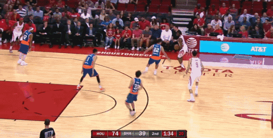 面对上海队球员的强硬突破，周琦毫不畏惧地迎前防守，利用自己2米33的臂展送出钉板大帽，完美诠释了防守端的价值。