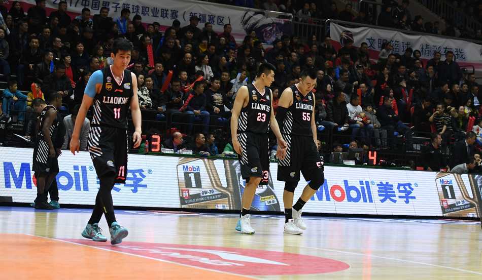 面对辽宁队的重重包夹，周琦毫无惧色，强硬地将球送入篮筐，这记篮下强攻彰显了‘大魔王’的霸气。