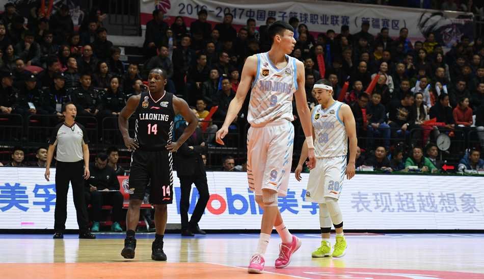 周琦在罚球线上稳稳出手，这关键的罚球帮助新疆队在最后时刻守住了胜果，距离总冠军又近了一步。