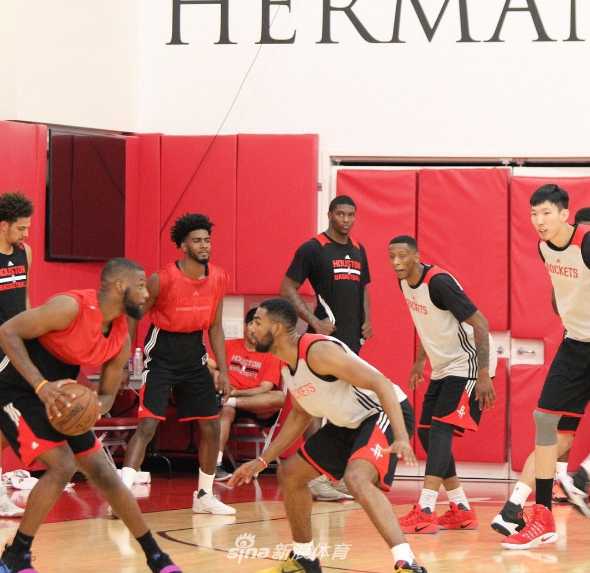 周琦融入火箭大家庭 全力备战夏季联赛展现实力 在激烈的队内对抗赛中,周琦如同一位指挥家,用眼神和手势与队友交流战术,他张开双臂示意跑位,完全沉浸在了战术演练的节奏里。