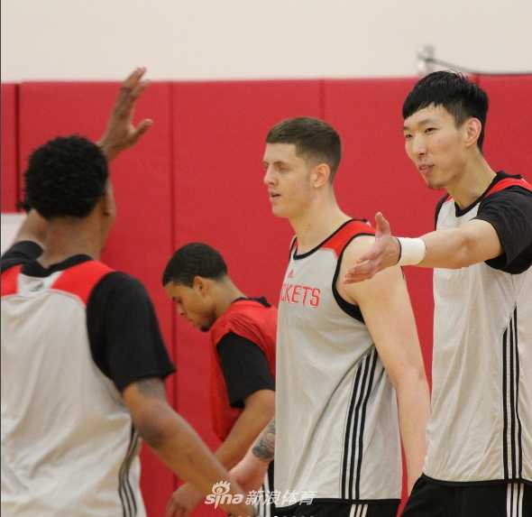 周琦融入火箭大家庭 全力备战夏季联赛展现实力 训练场上,周琦与队友完成了一次漂亮的配合后,两人默契地伸手击掌,脸上洋溢着自信的笑容,这一刻的化学反应让人对他们的赛场连线充满遐想。