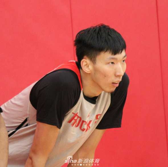 周琦融入火箭大家庭 全力备战夏季联赛展现实力 在火箭队的训练馆里,周琦神情专注地跃起投篮,目光紧盯着篮筐,肌肉线条在灯光下显得结实有力,每一个细节都透露着他在休赛期苦练的成果。