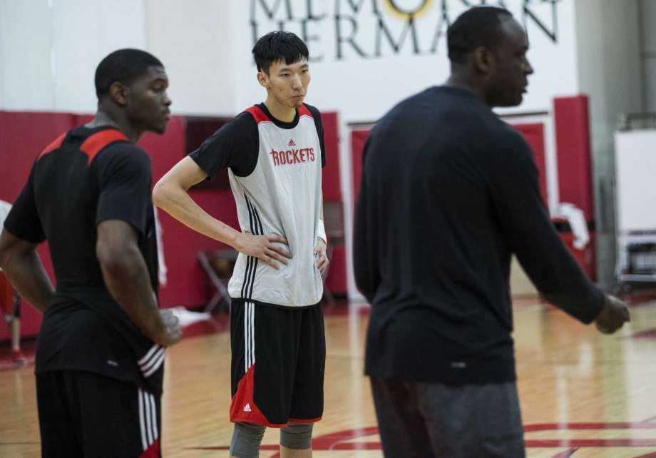 周琦融入火箭大家庭 全力备战夏季联赛展现实力 汗水顺着周琦的脸颊滑落,他在一次成功的防守后露出了孩子般灿烂的笑容,整个人的状态看起来既专注又放松,已经完全适应了火箭队的训练氛围。