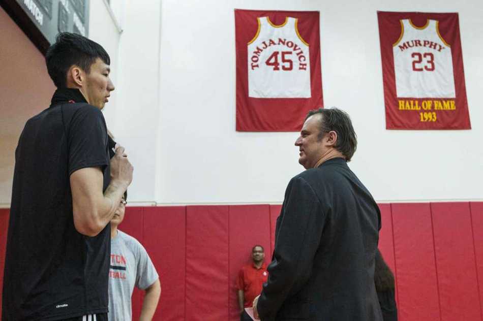 周琦融入火箭大家庭 全力备战夏季联赛展现实力 周琦与队友在训练中完成了一次精彩的空中接力配合,落地后两人相视而笑,击掌庆祝,这种无间的默契正是火箭队所希望看到的。