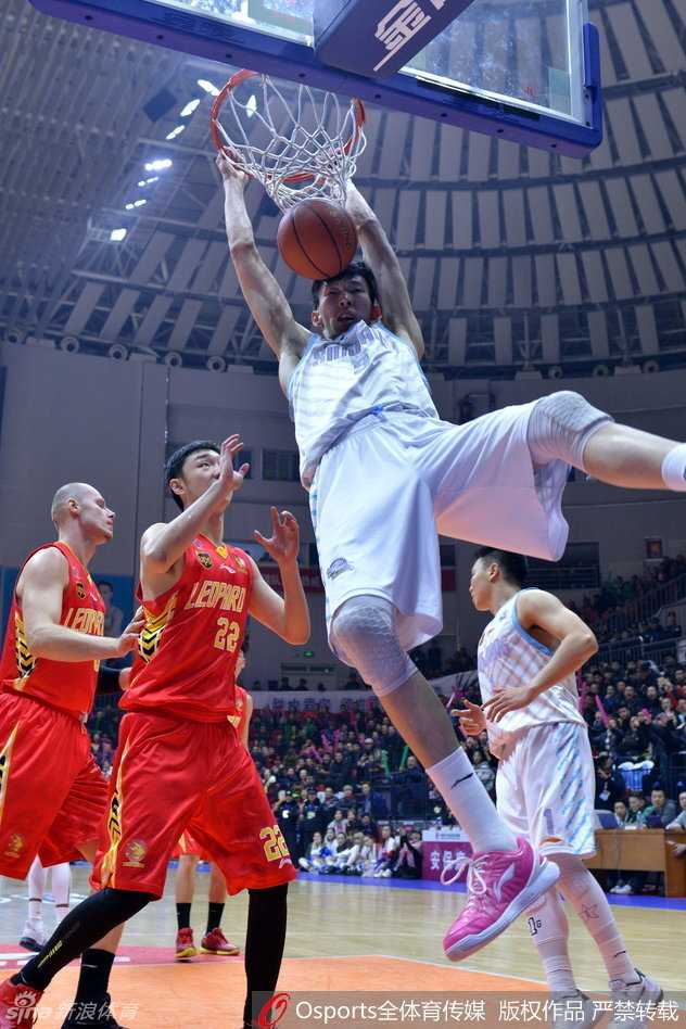 周琦在三分线外持球，面对深圳球员的贴防，他运球调整节奏，寻找投篮机会。