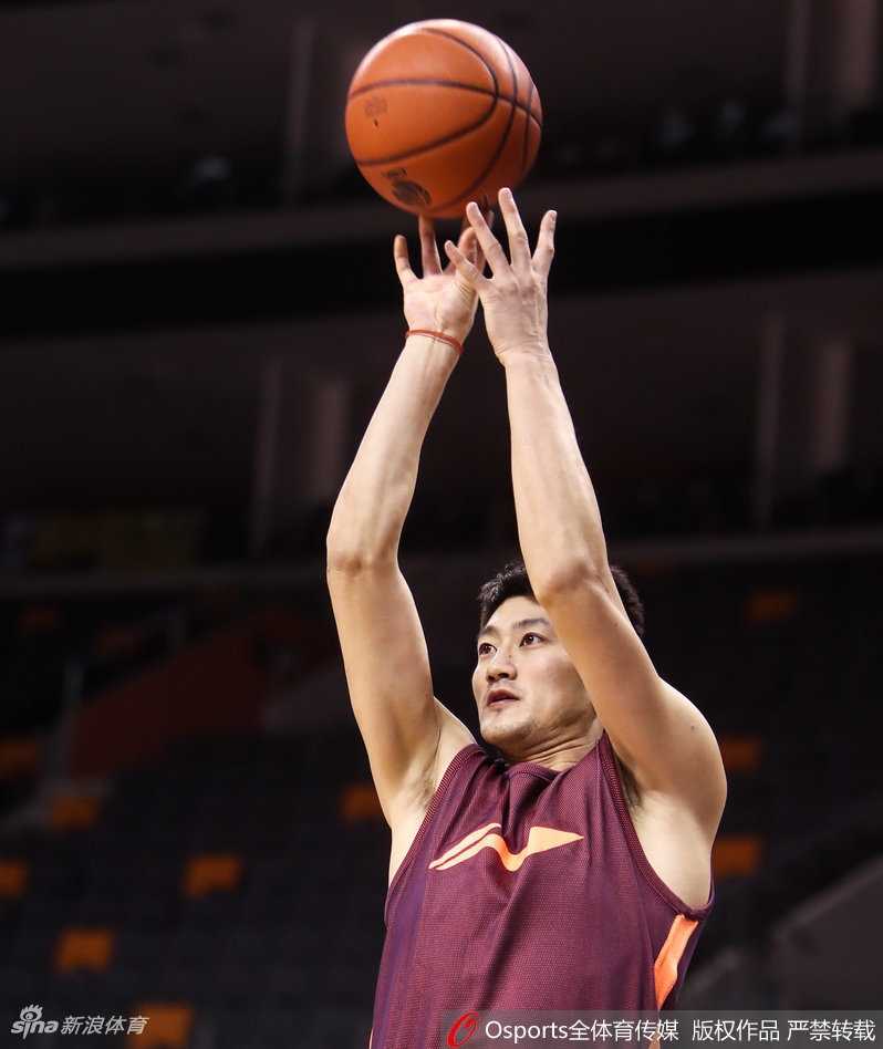 刘晓宇控球观察，眼神机警灵动，面对昔日战友，他渴望用一次次的妙传撕开老东家的防线，证明自己的价值。