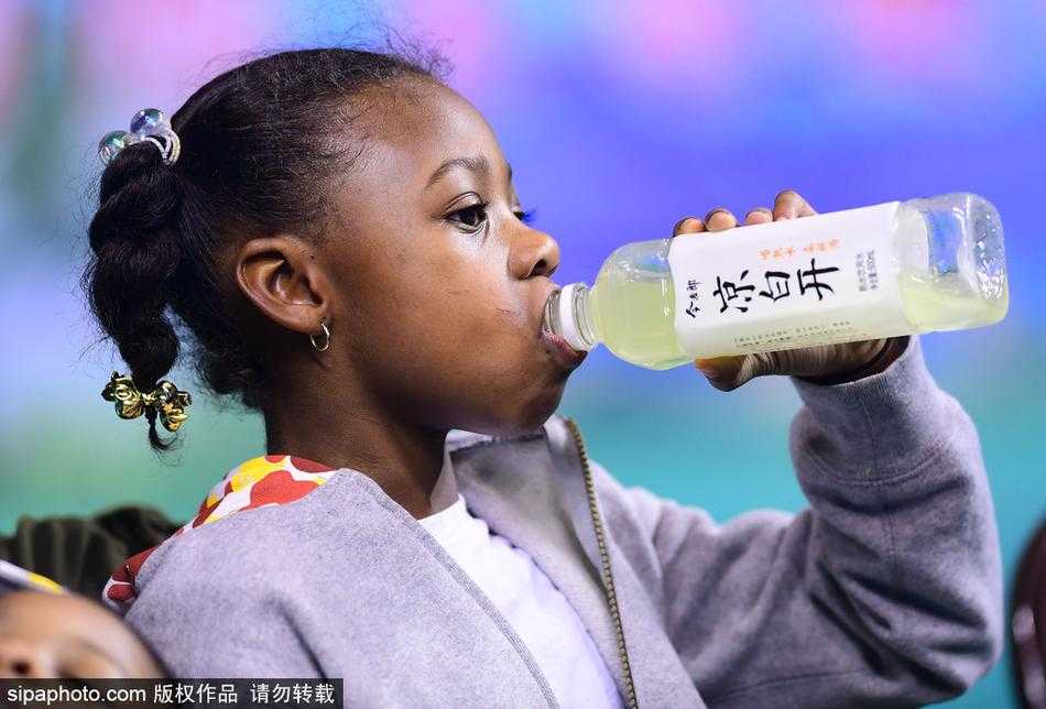 赛后，姐姐乖巧地坐在场边等待爸爸，脸上带着淡淡的微笑，仿佛在说：爸爸辛苦了，你是我们的骄傲。