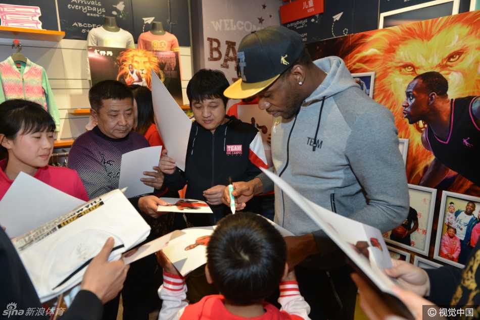 活动现场人头攒动，哈德森被热情的球迷团团围住，大家纷纷举起手机记录下与这位功勋外援近距离接触的时刻