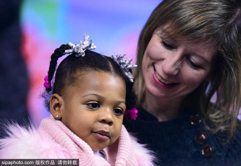 中场休息时，哈德森走向场边，温柔地亲吻自己的女儿，场面十分温馨感人。