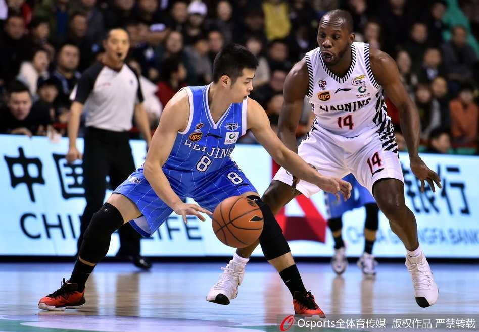 郭艾伦如闪电般持球突破北京队的双层防线，他眼神坚毅，身体在空中对抗后依然保持平衡，巧妙地将球分给埋伏在底角的队友，助攻其命中三分。