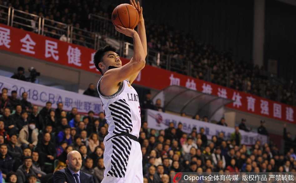 北京队外援杰克逊面对赵继伟的贴身紧逼，利用节奏变化强行突破，他的眼中只有篮筐，即使面对协防也毫无惧色，本场他砍下了全场最高的35分。