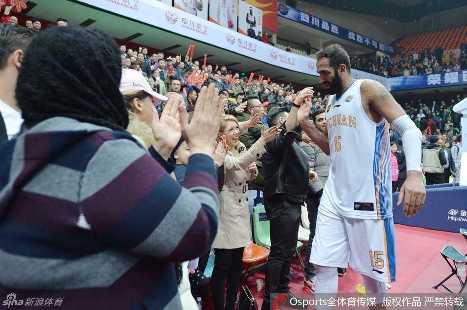 哈达迪神勇准三双 四川主场攻克齐鲁劲旅 伊朗中锋哈达迪在终场哨响后难掩激动之情,与队友一一击掌,庆祝这场来之不易的关键胜利。