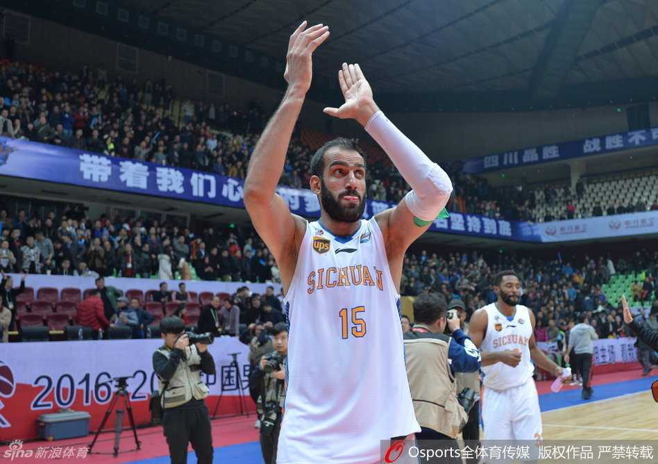 哈达迪神勇准三双 四川主场攻克齐鲁劲旅 心情大好的哈达迪在赛后与队友亲密互动,用一个结实的拥抱感谢战友们在场上对他的支持与信任。