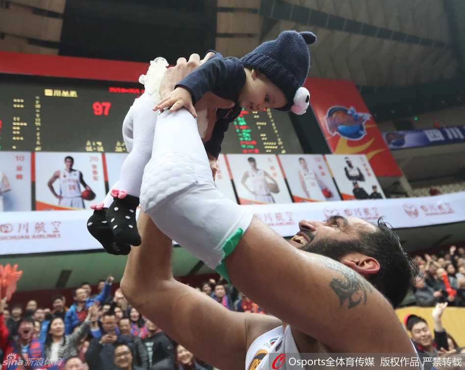 哈达迪神勇准三双 四川主场攻克齐鲁劲旅 哈达迪在比赛中面对山东队员汤普森的贴身防守,表情专注,眼神中透露出对胜利的极度渴望。