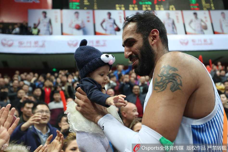 哈达迪神勇准三双 四川主场攻克齐鲁劲旅 锁定胜局后,四川队的全体将士围在一起激情庆祝,这场关键的胜利让整个替补席陷入沸腾。