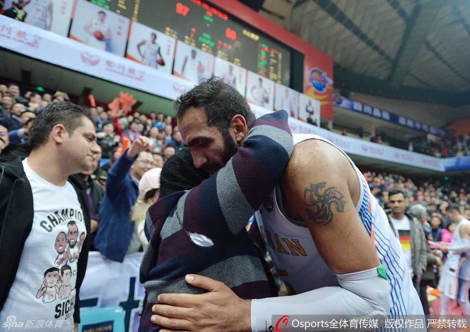 哈达迪神勇准三双 四川主场攻克齐鲁劲旅 哈达迪在人群中高高举起双臂,忘情庆祝这场提振全队士气的关键胜利,全场观众为之沸腾。