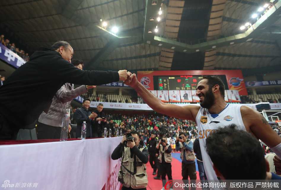 哈达迪神勇准三双 四川主场攻克齐鲁劲旅 赢下这场季后赛席位争夺战后,四川队众将一同庆祝,这场胜利对他们的常规赛最终排名起到了决定性作用。