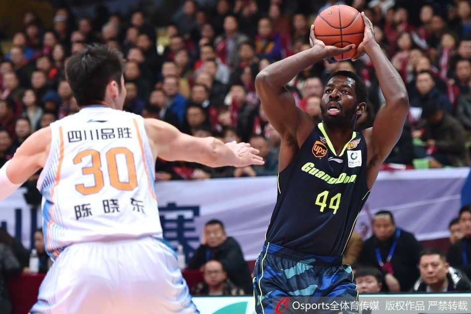 哈达迪空砍史诗双二十易建联率广东双杀四川 富兰克林面对防守急停跳投,皮球划出美妙弧线,这一刻他是四川队最锋利的尖刀。