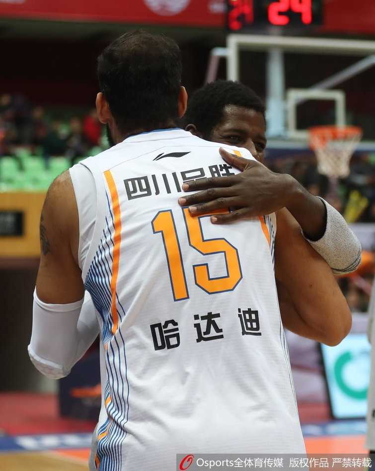 哈达迪空砍史诗双二十易建联率广东双杀四川 胡明轩高高跃起,用一记精准的中投为广东队添上两分,年轻的面孔写满了朝气与自信。