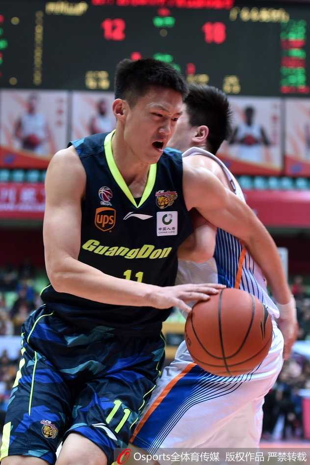 哈达迪空砍史诗双二十易建联率广东双杀四川 刘炜持球推进,眼神坚毅,这位老将正在用自己的经验与时间赛跑。