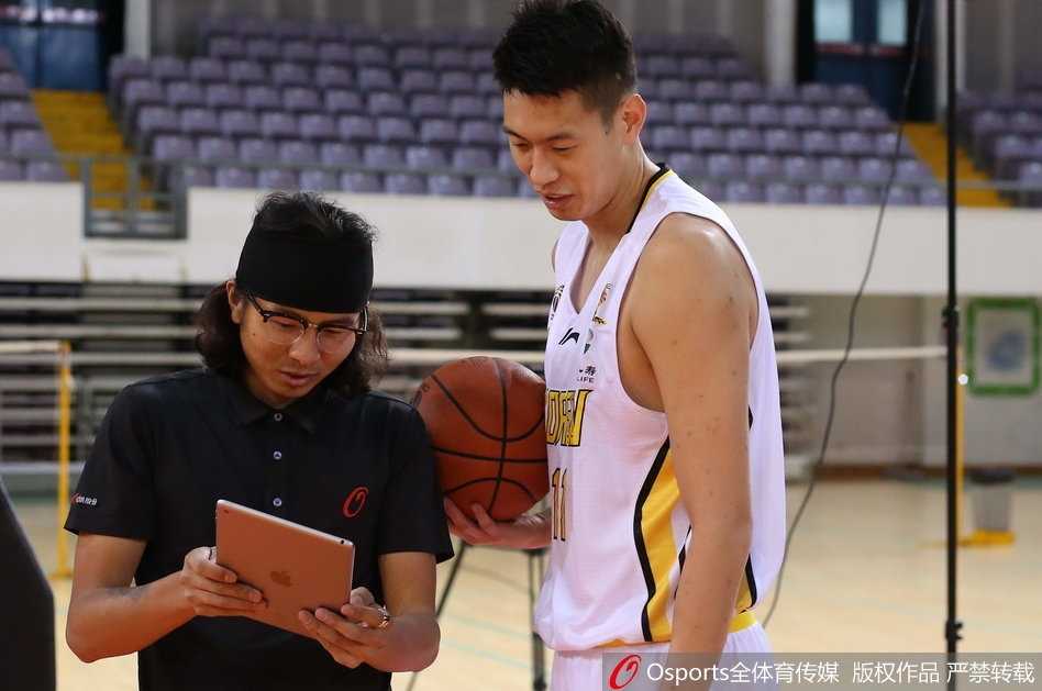 四十岁的老马依然是北京之王:北控谢幕季写真背后的故事 身穿北控队全新战袍的马布里,在摄影棚内对着镜头自信微笑,胸前独特的队标彰显其核心地位,仿佛在向世界宣告他的传奇将在京城另一片球场继续。