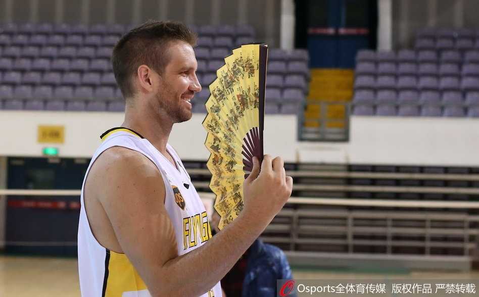 四十岁的老马依然是北京之王:北控谢幕季写真背后的故事 马布里在摄影棚内身穿正装,双手插袋,眼神深邃地望向远方,展现出一种运筹帷幄的“大佬”气质,仿佛在审视即将到来的每一场战斗。