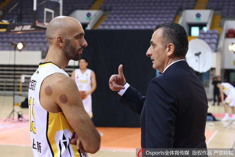 四十岁的老马依然是北京之王:北控谢幕季写真背后的故事 亚洲外援阿巴斯在拍摄间隙与队友搞怪互动,展现了他铁血球风之外风趣的一面,这位约旦老将是北控队内线不可或缺的防守支柱。