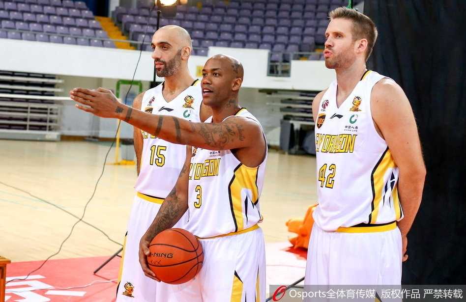 四十岁的老马依然是北京之王:北控谢幕季写真背后的故事 在热烈的拍摄氛围中,马布里与队友们围成一团,大家开怀大笑,老马更是张开双臂仿佛要拥抱所有人,这一刻的欢乐与团结,成为了他谢幕赛季最温暖的注脚。