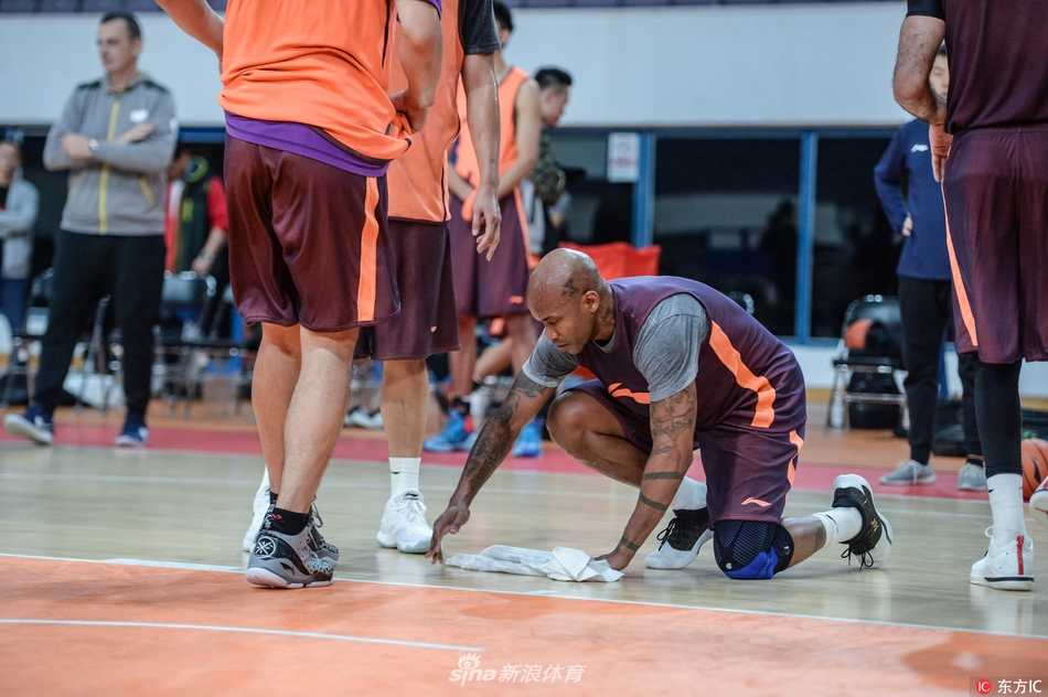 汗水滴落的地板上，马布里毫无巨星架子，跪姿稳健地擦拭地面，手臂肌肉线条分明，神情如比赛时一般认真，仿佛在擦拭的不是汗水，而是自己心中那座神圣的冠军奖杯。