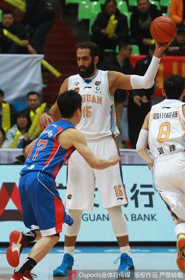 四川外援哈达迪在天津队多人包夹下依然高举高打，凭借强大的核心力量完成篮下强起，眼神中充满对胜利的渴望