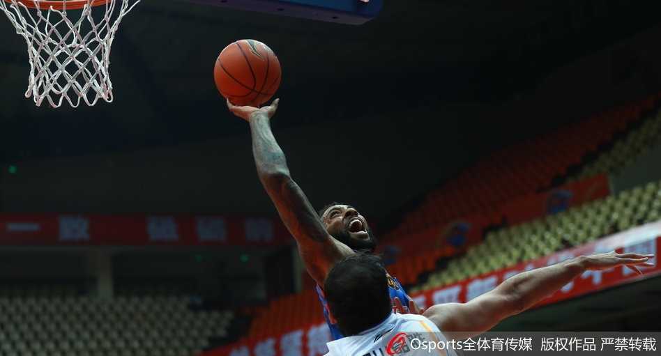 四川队年轻前锋陈辰果断底角出手三分，这是他创下生涯新高的夜晚，篮球空心入网的一瞬全场沸腾