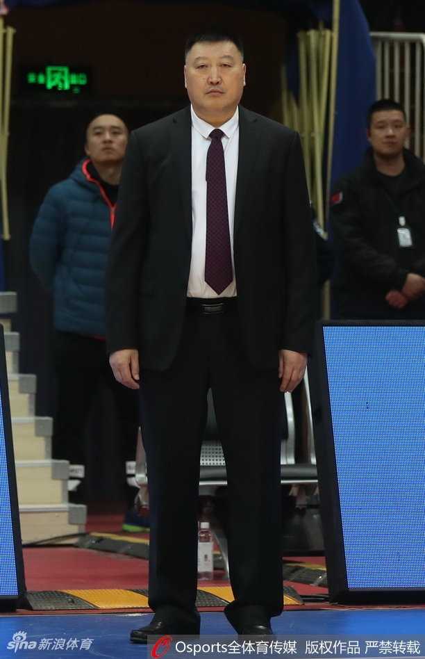 刘炜老骥伏枥，以标志性的急停跳投惩罚对手，用经验与智慧为四川队的胜利保驾护航。