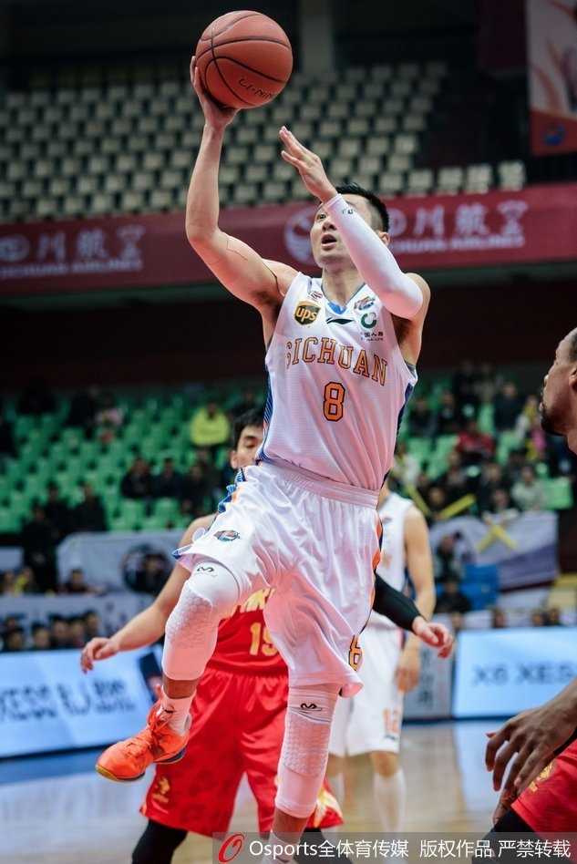 深圳队射手顾全面对防守准备投射三分，本场他开局手感火热，但四川队顽强的防守在下半场成功限制住了他的发挥。