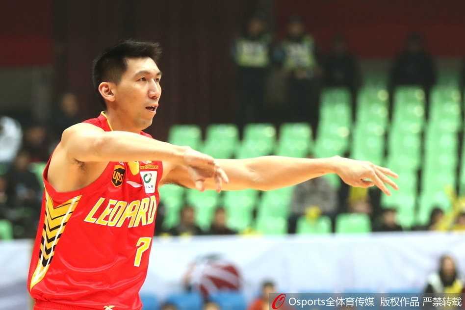 老将陈晓东在三分线外果断出手，皮球划过一道美妙的弧线空心入网，他用精准的投篮为球队的逆转贡献了关键力量。