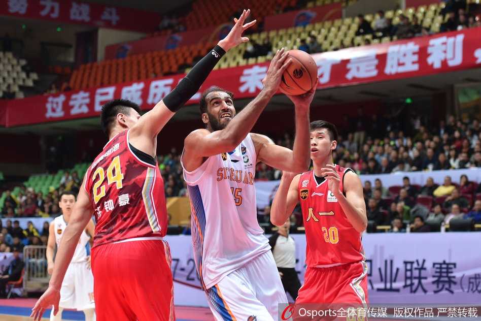 四川男篮力克八一迎赛季首胜 老将发威终结六连败 队长陈晓东在篮下用一个逼真的假动作晃起防守,随后稳健地将球放入篮筐,这次得分让四川队的分差首次扩大到两位数,点燃了主场球迷的热情。