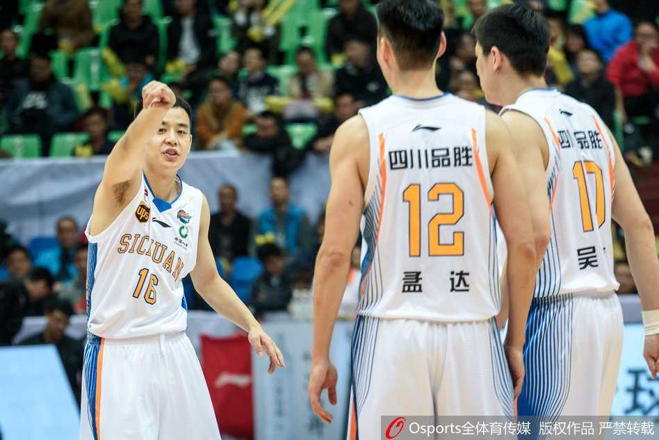 四川男篮力克八一迎赛季首胜 老将发威终结六连败 老将孟达外线持球,面对防守人毫无惧色,手腕轻抖,皮球划出一道彩虹般的弧线直钻网窝,这一刻他是全场最冷静的杀手。