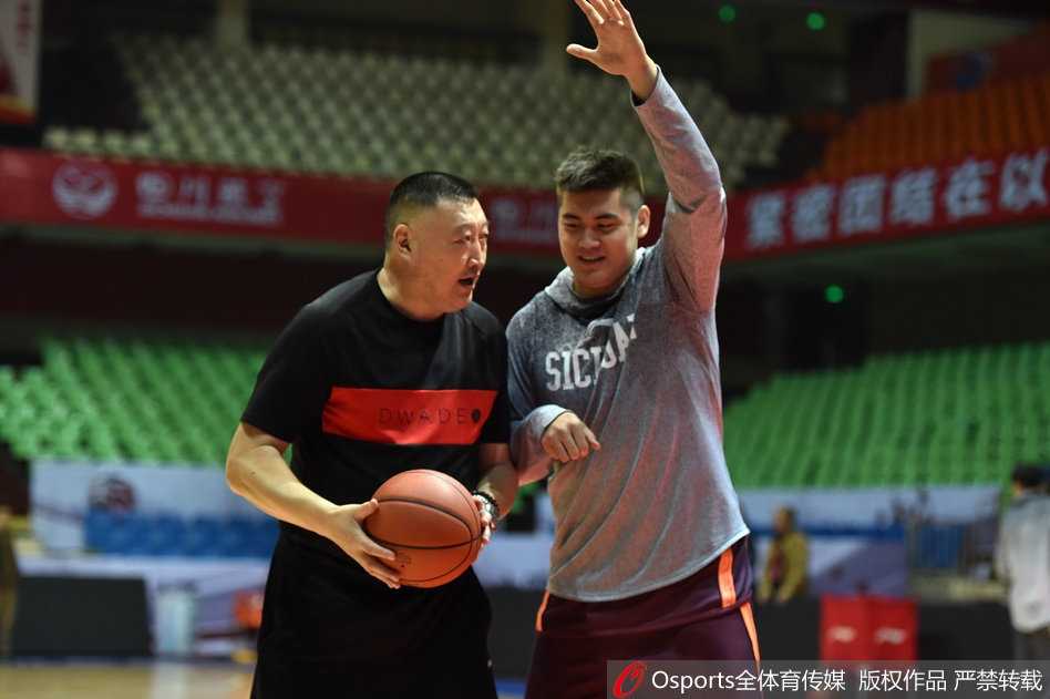 主帅杨学增目光如炬，在训练赛中贴身防守年轻队员，以身作则示范防守步伐