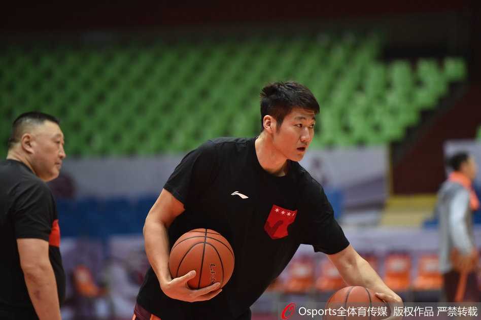 杨学增指导挥汗如雨，在训练间隙亲自为球员示范篮下卡位的标准动作