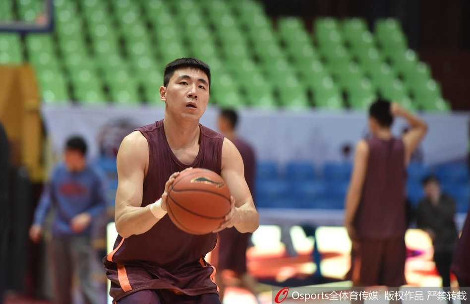 训练尾声，杨学增亲自示范罚球，用最朴实的方式告诉队员专注当下的重要性