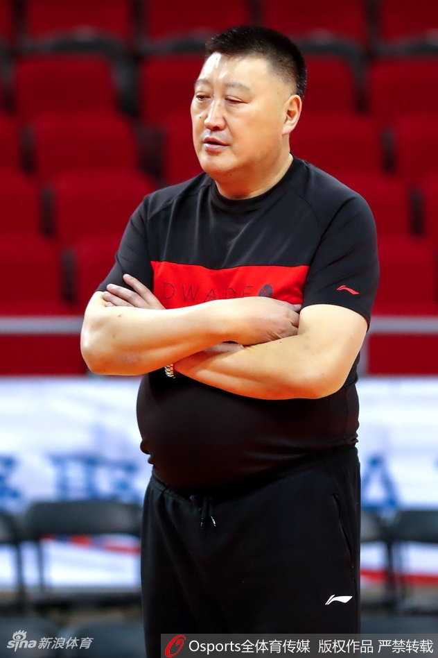 哈达迪与黎巴嫩后卫阿拉基在训练场边相遇，两人握手拥抱，脸上洋溢着久别重逢的喜悦。