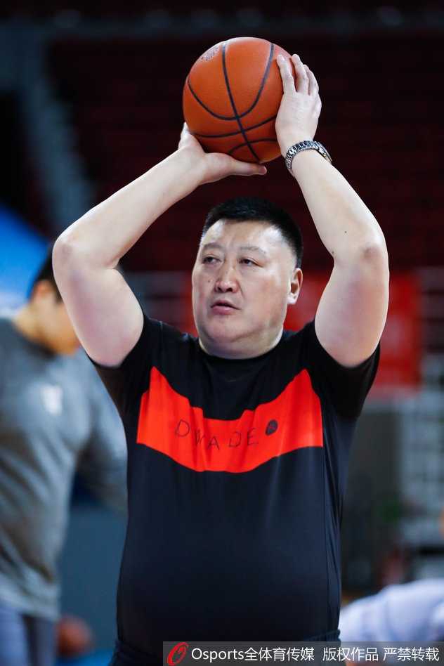 年轻球员左朕年突破上篮，哈达迪场边注视，随时准备指导