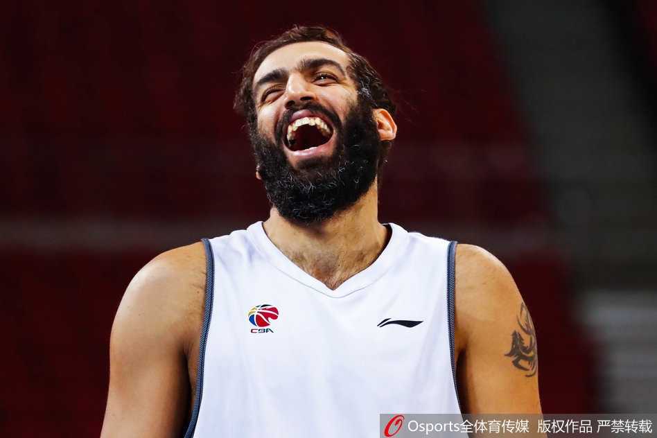 哈达迪在训练中开怀大笑，露出标志性笑容，轻松气氛感染全队